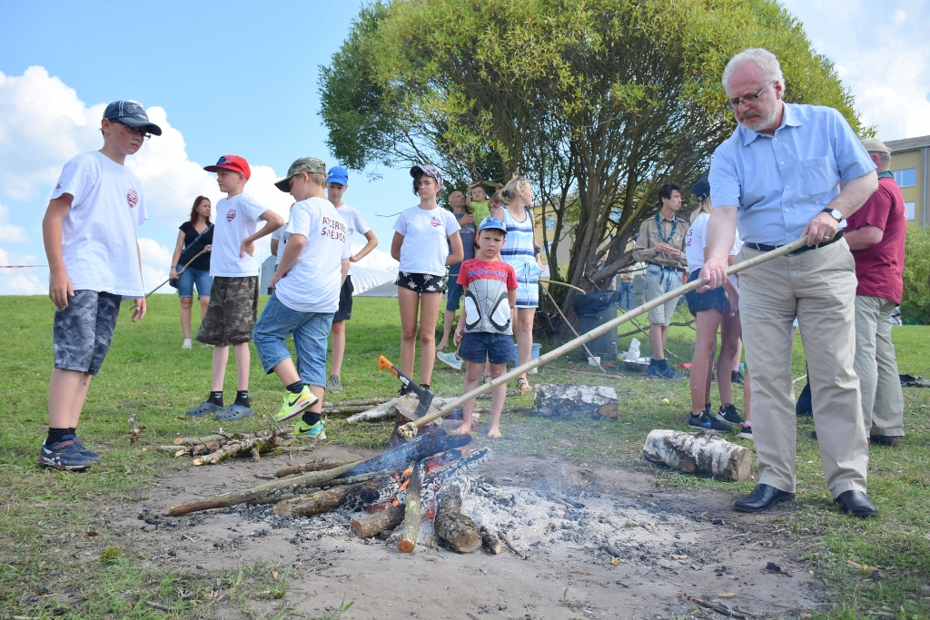 Kopā ar nometnes dalībniekiem. Valsts prezidents izcepa tā saukto skautu maizi un nobaudīja to ar iebiezināto pienu.