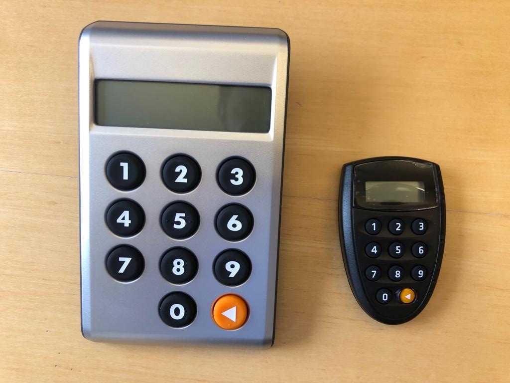 KOMFORTS IETEKMĒ CENU. Lielākā daļa“Swedbank” klientu izvēlas mazo standarta kodu kalkulatoru, kura pašizmaksa ir viszemākā. Klienti to var iegūt par 6 eiro, bet noteiktas iedzīvotāju grupas tos var saņemt ar atlaidi par 2 eiro. Teju 3000 klientu Latvijā ir izvēlējušies dārgāku, bet ievērojami lielāku modeli, kam ir lielākas pogas un liels ekrāns, un tas maksā 20 eiro.                                                                                                 Jāņa Kropa foto KOMFORTS IETEKMĒ CENU. Lielākā daļa“Swedbank” klientu izvēlas mazo standarta kodu kalkulatoru, kura pašizmaksa ir viszemākā. Klienti to var iegūt par 6 eiro, bet noteiktas iedzīvotāju grupas tos var saņemt ar atlaidi par 2 eiro. Teju 3000 klientu Latvijā ir izvēlējušies dārgāku, bet ievērojami lielāku modeli, kam ir lielākas pogas un liels ekrāns, un tas maksā 20 eiro.
Autors: Jānis Krops