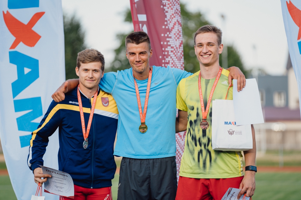 Atsperīgi vīri. Koknesietis Ilmārs Kalniņš (no kreisās), Elvijs Misāns un Krišjānis Beļaunieks.
Autors: Gunta Bērziņa foto