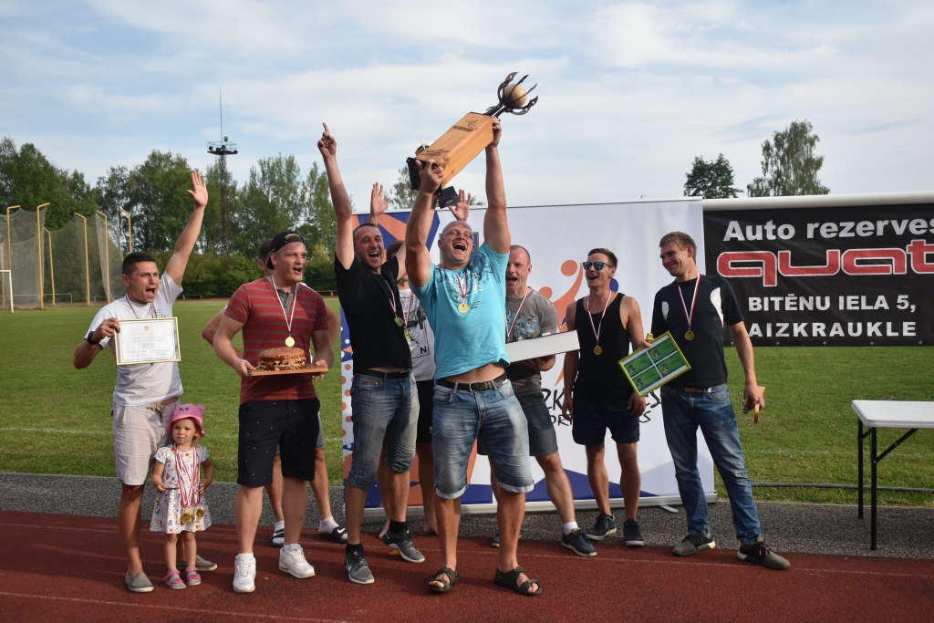 Autors: Uzvara! Vienība “Poila” priecājas par kārtējo panākumu.