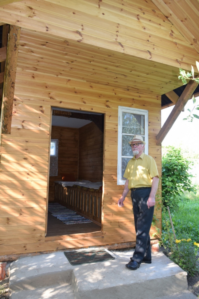 NAMIŅŠ VESELĪBAI. Saimnieks Voldemārs Dzerkalis bišu namiņā iesaka izbaudīt klusumu un bišu tuvumu.