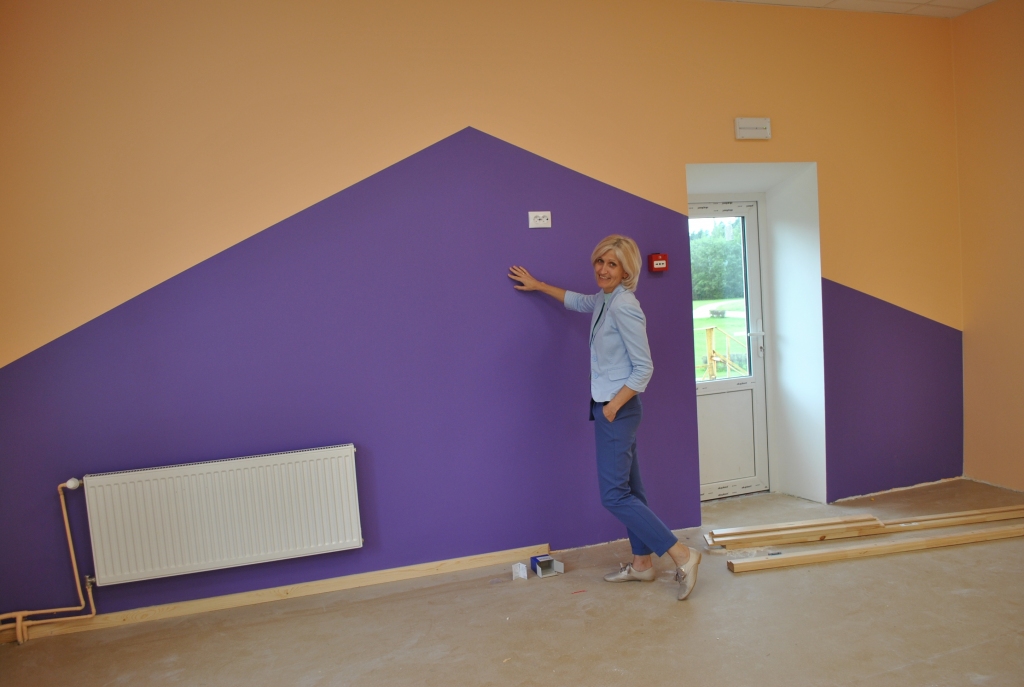 VIETA RADOŠUMAM UN MĀCĪBĀM būs siena ar tāfeles krāsas pārklājumu, rāda Līga Ostrovska.