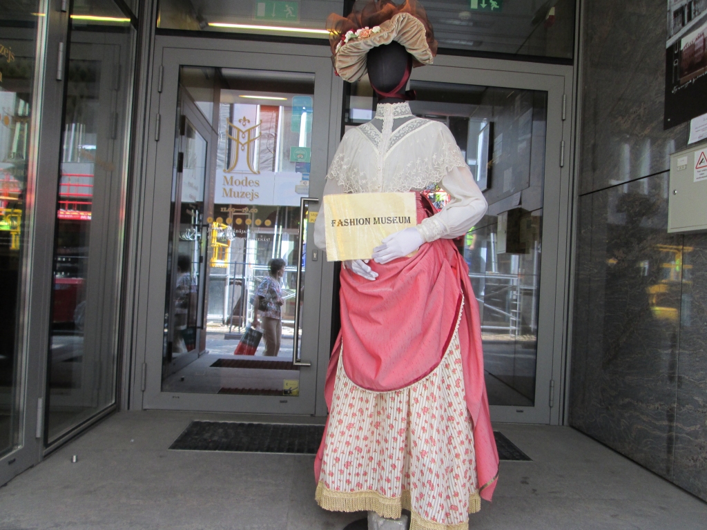 PIE MUZEJA IEEJAS sagaida eleganta “dāma”.