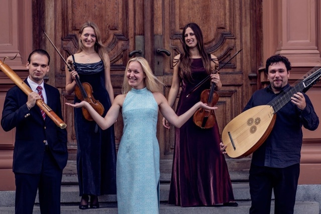 Senās mūzikas ansambļa “Neymann Ensemble” instrumenti ir baroka vijole, viola da gamba, baroka fagots, lauta un klavesīns.
Autors: no “Neymann Ensemble”