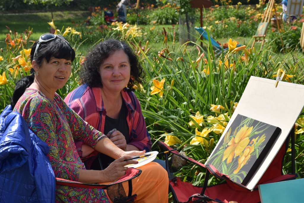 MĀKSLINIECES Inga Āriņa (no kreisās) un Diāna Rutkēviča atzīst: ziedus gleznot nav vienkārši.