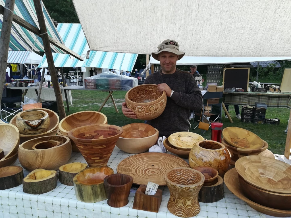 Mūsdienu amatniecības festivālā Etnogrāfiskajā brīvdabas muzejā ar saviem virpotajiem koka traukiem piedalījās arī Gunārs Koja no Skrīveriem.
Autors: no personīgā albuma