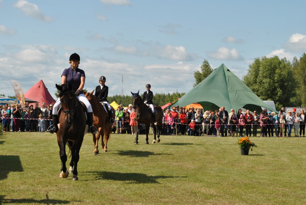 MĪĻDZĪVNIEKS. Mārīte Baltābola parādē kopā ar savu Fergo (pirmā no kreisās).