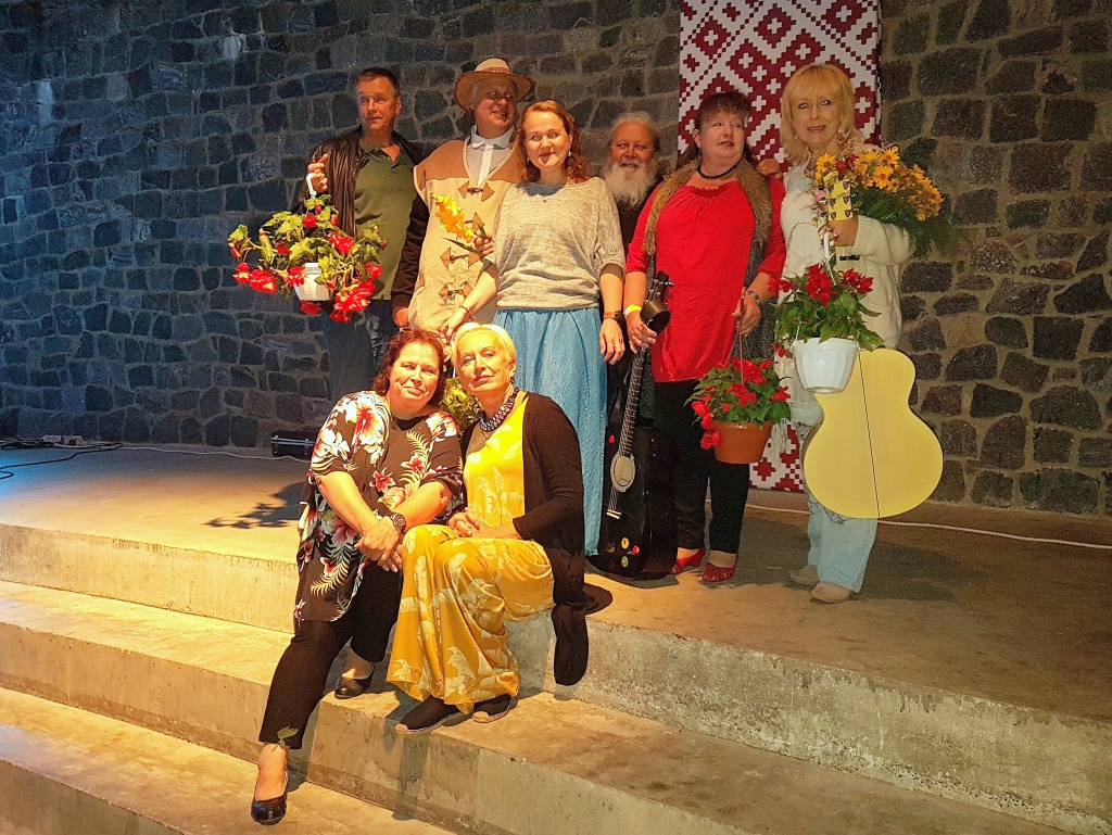 Jaunjelgavā, Liepu parkā, notika pirmais dziesminieku koncerts “Ar Tevi vien”. Tajā piedalījās vairāki Latvijā pazīstami mākslinieki — Ieva Akuratere, Haralds Sīmanis, Vinsents Kūkojs ar dēlu Rihardu, Vita Dambe un vietējie — jaunjelgaviete Inga Krauze, skrīverietis Valdis Vilcāns. Pasākumu vadīja, kā arī vairākas dziesmas izpildīja aktrise un dzejniece Raimonda Vazdika.
Autors: Imants Kaziļuns