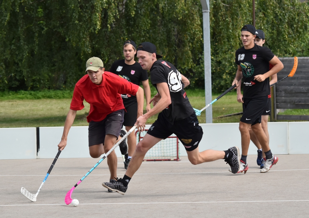 Visu vai neko! Florbola turnīrā “Koko cup” komandas rādīja labu spēli, vairāki spraigi mači beidzās neizšķirti, un spēles uzvarētāju vajadzēja noteikt, izpildot pēcspēles metienus.