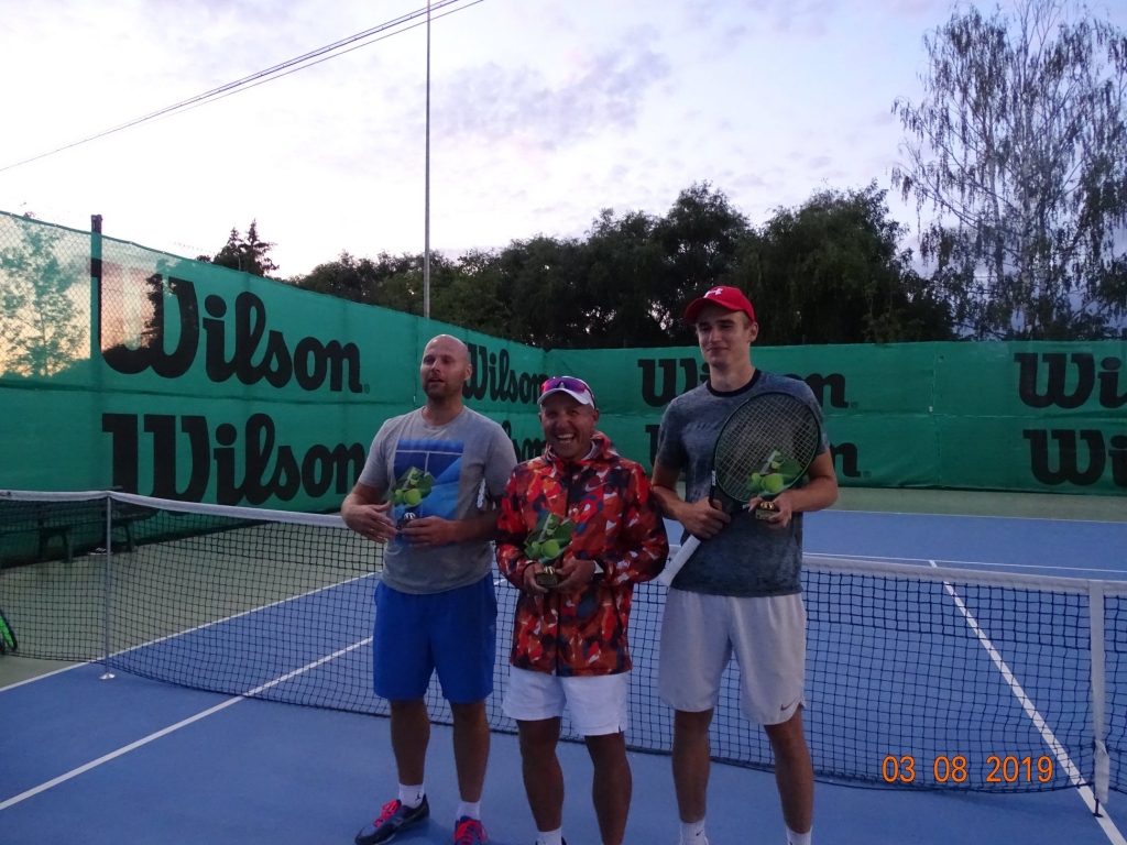 Aizkraukles sporta centra tenisa kortos aizvadīts Aizkraukles tenisa čempionāts vīriešiem. Sacensībās piedalījās tenisisti no Aizkraukles, Ķekavas, Rīgas, Jelgavas, Valmieras un Jēkabpils. 1. vietu izcīnīja jēkabpilietis Andrejs Krūmiņš, 2. vietā — Valdis Padoms no Aizkraukles, 
3. — Kristers Kozlovskis no Ķekavas. Attēlā — Valdis Padoms (no kreisās), Andrejs Krūmiņš un Kristers Kozlovskis.
Autors: no personīgā albuma