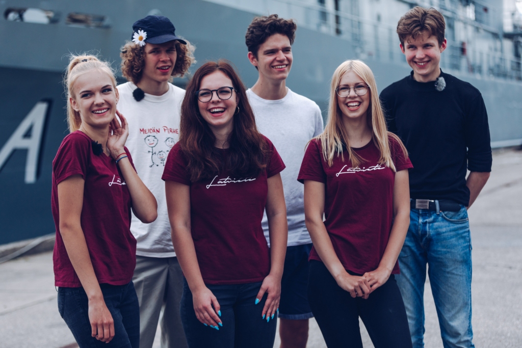 SPĒLES DALĪBNIEKI. Andreja Upīša Skrīveru vidusskolas meiteņu komanda “Zaļā zeme”: Anete Dūniņa (no kreisās), Laura Koļesņikova, Patrīcija Pļenkova un puišu komanda “Labs jautājums” no Jelgavas Spīdolas Valsts ģimnāzijas.