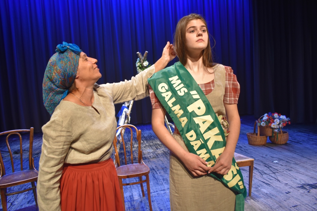 Priekškars atveras. Šovakar Aizkraukles Tautas teātra pirmizrādē skatuves debiju piedzīvos Treisija Tukre (no labās). Uz skatuves kopā ar Sandru Pauguri.