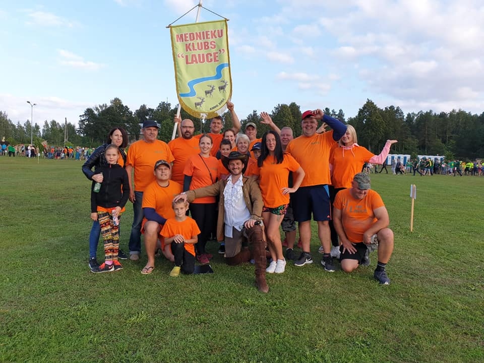 “LAUCE”, Seces mednieku klubs, kopā ar festivāla saimnieku baronu Minhauzenu, kura lomā iejuties aktieris Gints Grāvelis.