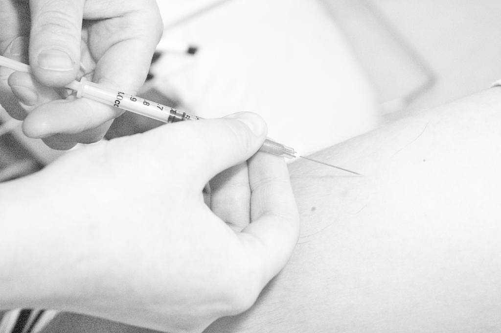 Bērni, kuri dažādu iemeslu dēļ “izkrituši” no ģimenes ārsta redzesloka Latvijā, vairs nevar nokavēt vakcināciju pret infekcijas slimībām. Viņi trūkstošās potes var saņemt neatkarīgi no vecuma. Visbiežāk tas attiecas uz gadījumiem, kad ģimenes atgriezušās dzimtenē pēc dzīves ārzemēs.
Autors: Dainis Ģelzis