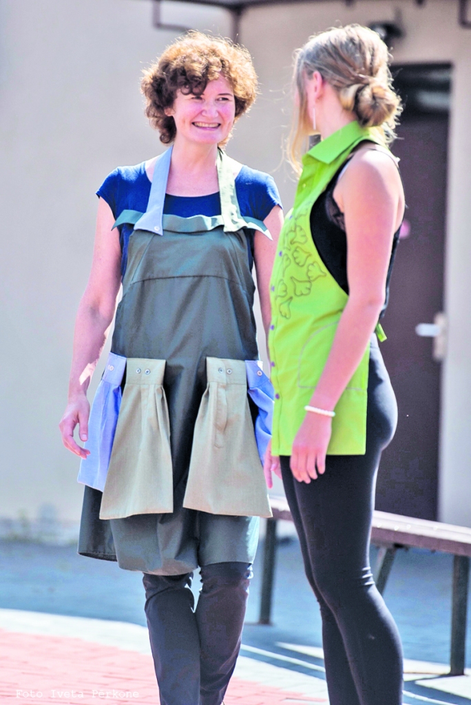 SAISTOŠI. Studijas “Putnukalns” pārstāve Inguna Bēnīte (no kreisās) ar savu darbu.