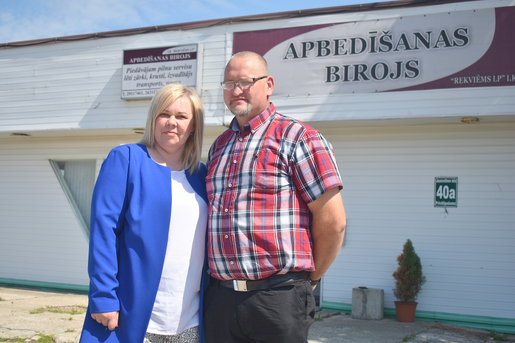 Roku rokā. Līga un Sandris ir kopā gan dzīvē, gan darbā.
Autors: Imants Kaziļuns