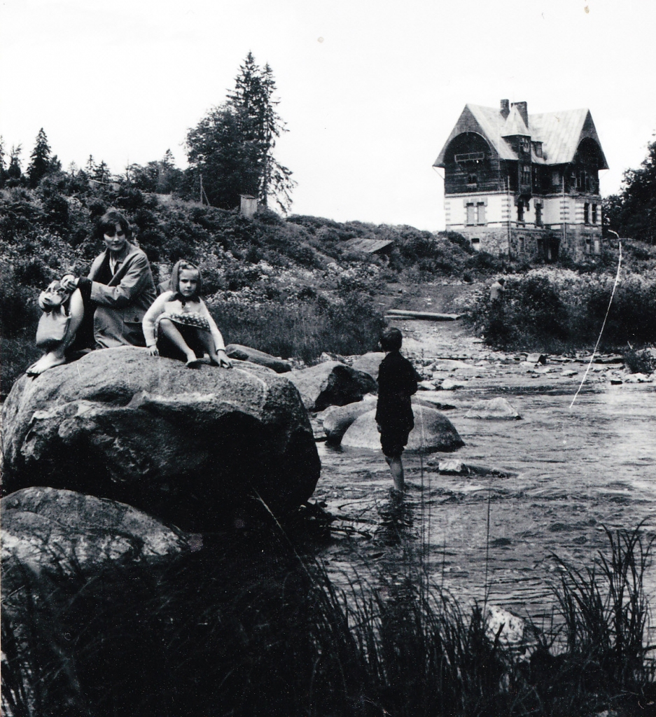 Lūdz palīdzēt. Nenogurstošais Latvijas apceļotājs un vēstures izzinātājs Māris Locs bija iegriezies “Staburaga” redakcijā ar kārtējo atradumu antikvariātā. Šoreiz tās ir divas fotogrāfijas. Radis visā rast skaidrību, viņš lūdz laikraksta lasītāju palīdzību. Viņaprāt, fotogrāfijas tapušas Koknesē pie Daugavas vai Pērses. Vai tā ir? Kas tā ir par māju? Vai abos attēlos redzamā māja ir viena un tā pati? Kolekcionārs būtu ļoti pateicīgs par jebkādu informāciju.