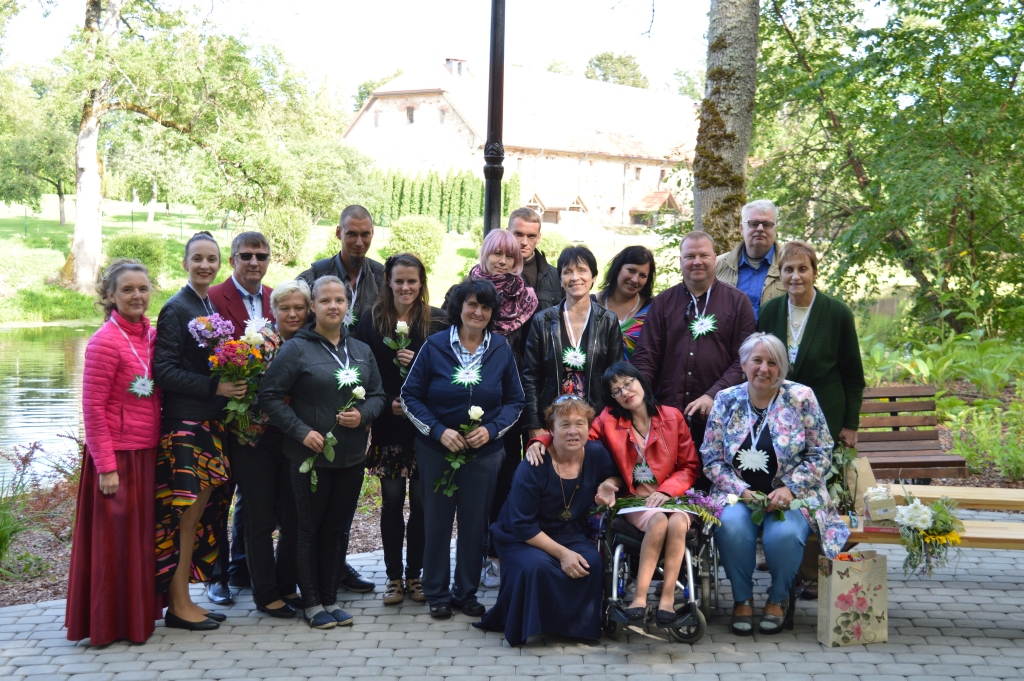 Sirsnībā pavadīts pasākums. “Domu pērles sabirst Pērses krastos”  — ar šādu moto Koknesē notika tikšanās ar izdevniecības “Domu pērles” komandu — Daci Solovjevu, Gunitu Barščausku, Meldru Gailāni, Laimdotu Vištarti, autoriem, kuri publicējušies šajā izdevniecībā, vietējiem dzejniekiem un dzejas cienītājiem.   Tikšanos organizēja vietējā dzejniece Inese Krūmiņa. Kokneses tūrisma informācijas centra darbiniece Lauma Āre viesus iepazīstināja ar Kokneses vēsturi un šodienu. Rādot ciemiņiem parku, ne viens vien iesaucās: “Cik skaisti!”. Vēlāk pie Pērses ūdenskrituma atveida skanēja dzeja vai no visas Latvijas, jo viesi bija atbraukuši  no Rēzeknes, Saldus, Dobeles, Lielvārdes,  Rīgas un pat Īrijas.  Pasākumu vēl emocionālāku vērsa Skuju ģimenes muzikālais noformējums un jēkabpilietes flautistes Ievas priekšnesums, par  kuru klausītāji teica: “Viņas flauta raudāja un smējās vienā toņkārtā ar ūdenskritumu”.
