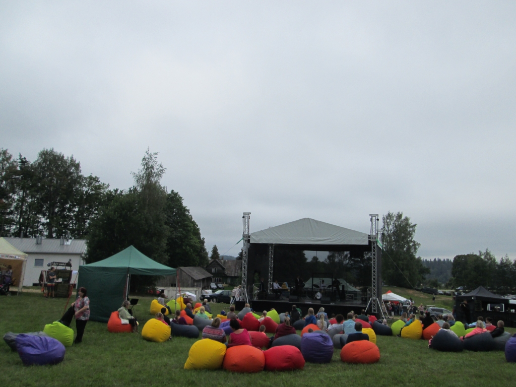 Visiem vecumiem. Pasākuma rīkotāji bija padomājuši, lai svētku laikā garlaicīgi nebūtu nevienam. Iekārtojušies ērtos pufos, bērni varēja noskatīties izrādi “Trīs sivēntiņi un vilks Vilmārs”, bet cienījamāka vecuma ļaudis gremdēties nostalģiskās atmiņās, klausoties  ansambļu  “Neaizmirstulītes” un  “Ziņģes brāļi” priekšnesumus.