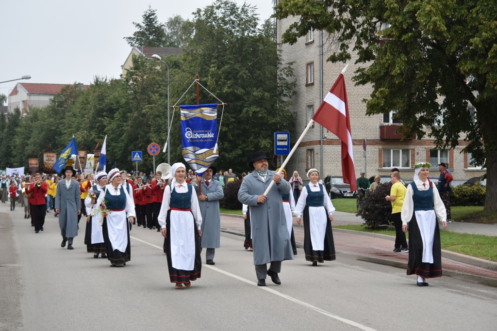 Dižens kopsolis. Aizkraukles novada svētku gājienā vienojās 25 kolektīvi — tautas mākslas kolektīvi, sporta klubi, valsts un pašvaldības iestādes, sabiedriskās organizācijas, iedzīvotāju grupas, svētku organizatori un dalībnieki, kā arī uzņēmumi. Gājiena priekšgalā bija jauktā kora “Aizkraukle” dalībnieki un Rīgas jauniešu pūtēju orķestris “Auseklītis”. Gājiens noslēdzās laukumā pie kultūras nama, kur pūtēju orķestris muzicēja ar defilē programmu. Vēlāk skatītājus iepriecināja muzikālais duets Iveta Baumane un Roberts Pētersons, apvienība “Melodic”. Svētku apmeklētāji apskatīja tirdziņu, piedalījās atrakcijās un citās aktivitātēs. Daudzi apmeklētāji ļoti aktīvi izmantoja iespēju saņemt eParaksts Mobile savā mobilajā tālrunī, kā arī azartiski iesaistījās viktorīnā “Gudrākais pilsētnieks”, atbildot uz jautājumiem par dažādiem e-pakalpojumiem. Aizkraukliešu uzrādītie rezultāti viktorīnā ir visaugstākie starp trim pilsētām, kurās viktorīna organizēta.