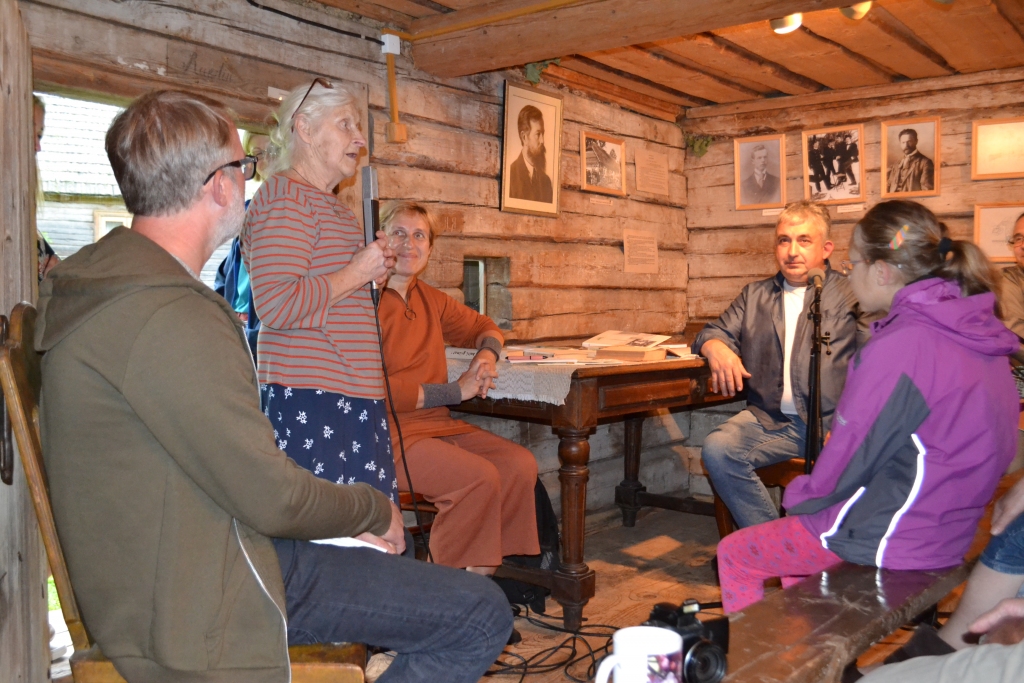 Radioraidījuma “Radio mazā lasītava” vadītāji aktieris Gundars Āboliņš (no labās) un Ingvilda Strautmane viesojās Jaunsudrabiņa muzejā “Riekstiņos” Neretā. Kopā ar viņiem bija arī rakstnieks Osvalds Zebris (no kreisās). Muzeja vadītāja Ilze Līduma pateicās raidījuma veidotājiem par to, ka viņi šādā veidā iepazīstina klausītājus ar grāmatām un veicina lasīšanu.