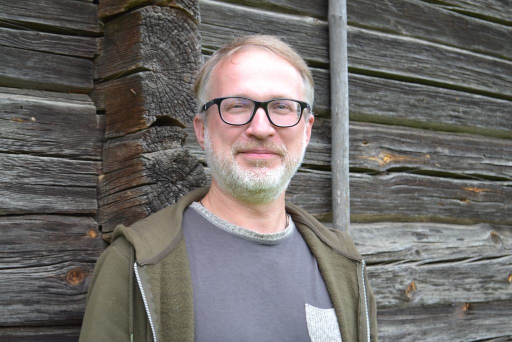 Žurnālistam un rakstniekam Osvaldam Zebrim nupat iznākusi jauna grāmata — romāns “Māra”, kas stāsta par jauniešiem šodien, taču tajā attēlotās attiecības un problēmas aktuālas bijušas gan paša autora jaunībā, gan arī pirms simt gadiem.