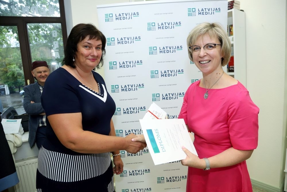 LABS VAKARA ROMĀNS. Lindu Šmiti (no kreisās) konkursā sveic Evija Veide.
Autors: Karīna Miezāja