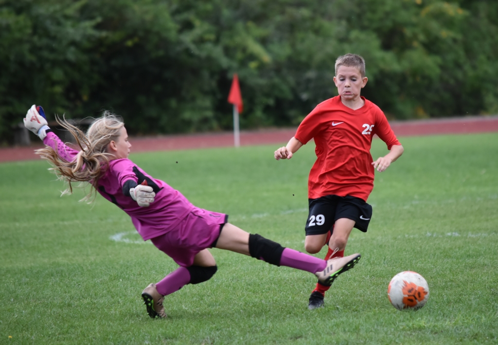 Mirklis, pirms tiek pacelta sarkanā kartīte. Vienības “Jēkabpils SS” vārtsardzes Kristiānas Ustiņenkovas centieni apturēt komandas FK “Veina” spēlētāju Kristeru Beļajevu beidzās ar pārkāpumu. Pēc sarkanās kartītes saņemšanas meitenei mačs bija beidzies.