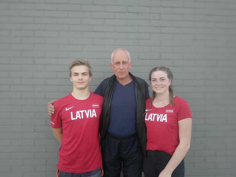 Viļņā aizvadīts tradicionālais Baltijas komandu U18 vieglatlētikas čempionāts, kur pēc piecpadsmit gadu pārtraukuma pārliecinošu uzvaru izcīnīja Latvijas vieglatlēti. Latvijas izlases komandas sastāvā startēja divi Aizkraukles novada sporta skolas audzēkņi — Liāna Roze un Nils Muraška. Jaunieši sacentās vesera mešanā komandu cīņā, dodot savu artavu izlases punktu summā. Abi vesera metēji sacensības noslēdza 4. vietā. Līdz medaļai nedaudz pietrūka, bet trenera Zigurda Karola vērtējumā abi sportisti startēja atzīstami. Nils 5 kg smago rīku raidīja 52,14 m tālu, Liāna 3 kg veseri aizmeta 37,41 m tālumā.
Autors: no personīgā albuma