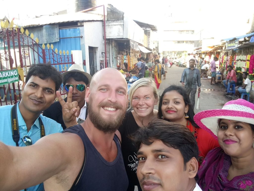 Ja ilgi stāvam vienā vietā, tas piesaista vēl daudzus citus indiešus, un nu jau uzņemam grupu foto.