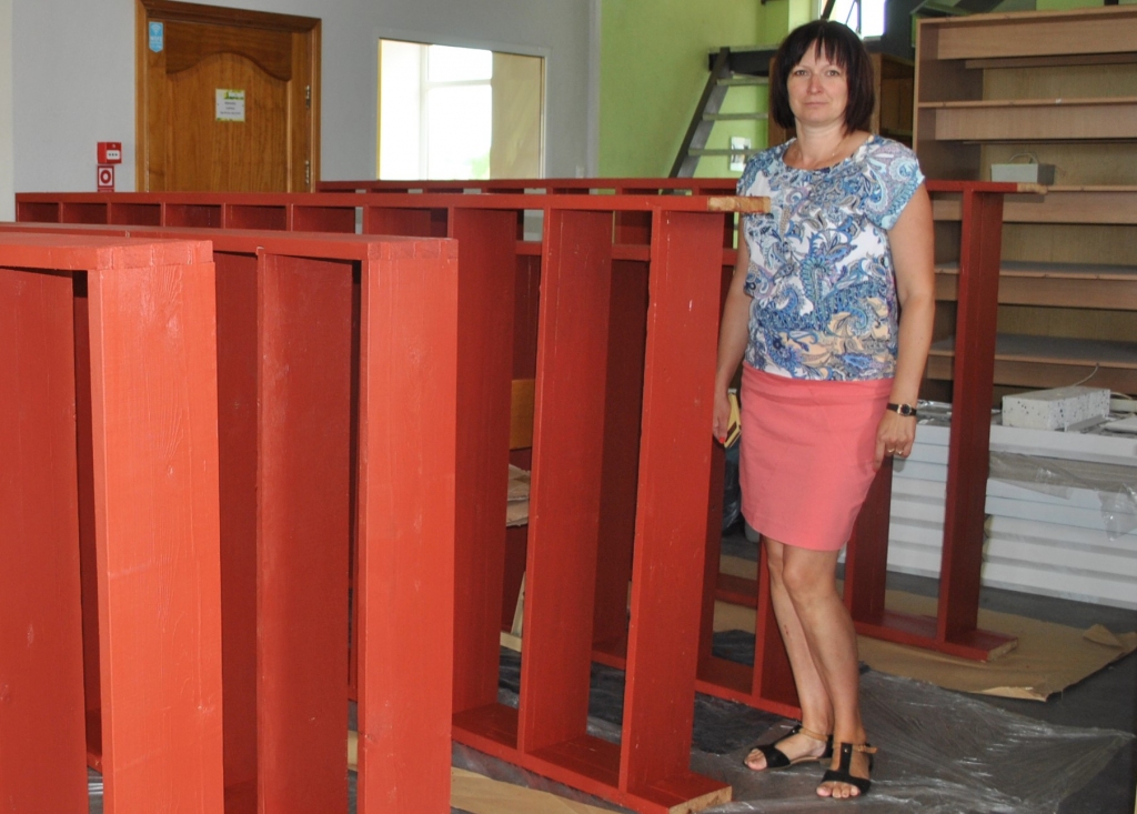 KALPOS VĒL LABI. Jau drīz Pļaviņu novada ģimnāzijas bibliotēka būs atvērta pēc remonta. Direktore Ilze Luksa teic, ka pārkrāsoti vecie grāmatu plaukti, jo tie ir izturīgi un stabili.