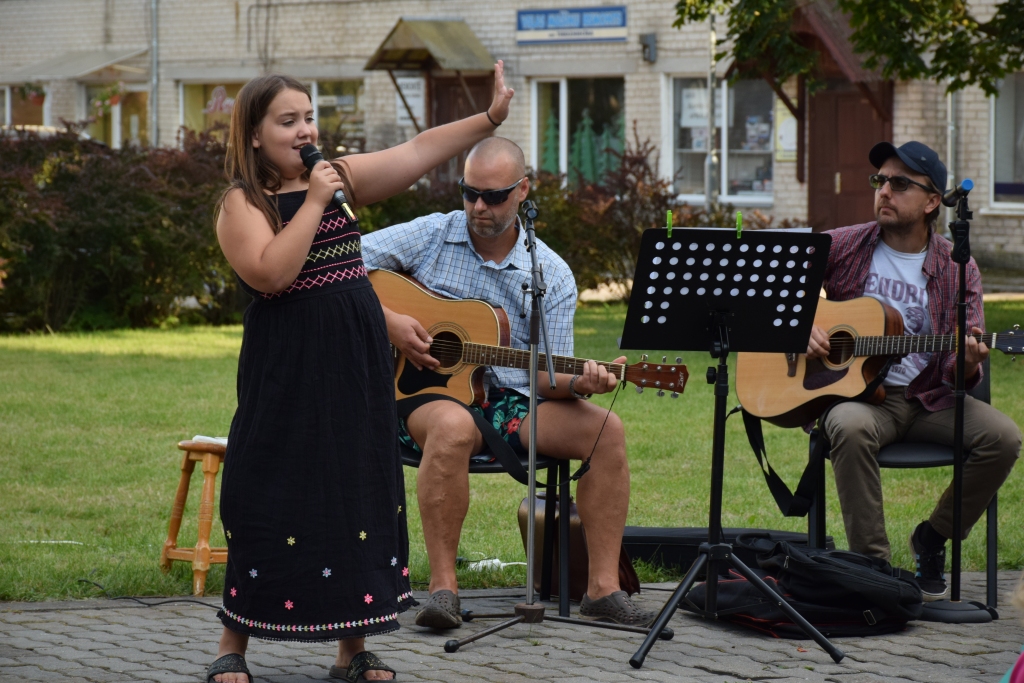 Atzīmējot Aizkraukles pilsētas dzimšanas dienu janvārī, jau vairākus gadus tiek apbalvoti aizvadītā gada nozīmīgākie notikumi. Šī gada sākumā Aizkraukles novada domes pateicību saņēma arī šī iedzīvotāju iniciatīva — Bērzu ielas 2. nama pagalma svētki.