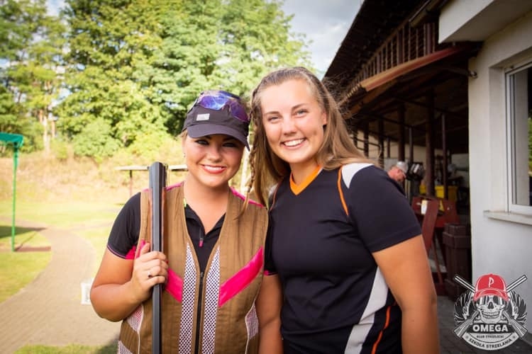 Jaunjelgaviete Lelde Veinberga (no kreisās) kopā ar somieti Līnu Laini.
Autors: no personīgā albuma