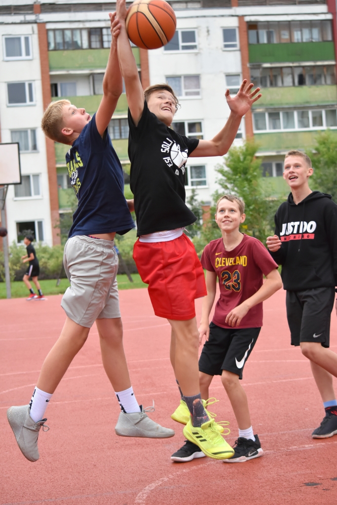 Aiziet! Aizkraukles novada atklātajā strītbola čempionātā sacenšas vairs tikai četras komandas. Jaunieši jautrā noskaņojumā aizvada savstarpējos mačus un rīt noskaidros godalgoto vietu sadalījumu.