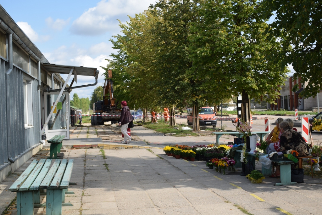 Sakārtos Aizkraukles tirgus apkārtni. Pagaidām ierastā tirdzniecība paviljona priekšā nenotiek, taču pēc pārbūves tirgotāji te varēs atgriezties. Nebūs arī vairs izdrupušo plākšņu un pakāpienu, aiz kuriem ķērās kājas.