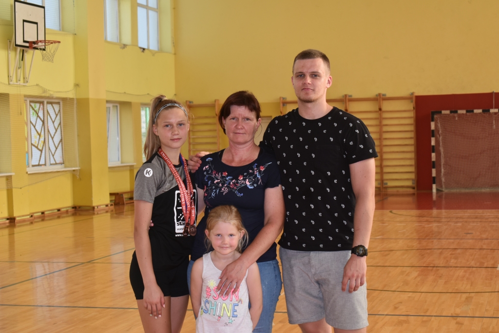 Ģimenes spēks. Lielo ģimene ir spēks — (no kreisās) Laura, Rita, Toms un priekšā mazā Anete.