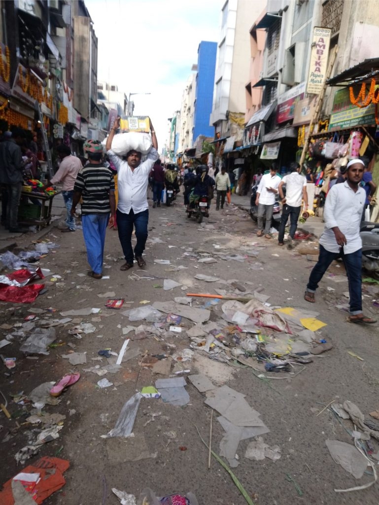 Tirgus Banglorē ir plašs, pa vairākām ielām. Visur samētāti atkritumi, un tas apgrūtina izbaudīt tā atmosfēru.
Autors: no ceļotāju albuma