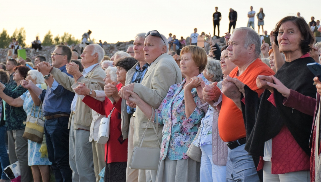 Baltijas ceļa 30. gadadienai veltītajā koncertā Likteņdārzā Koknesē cilvēki atkal stājās rindā un sadevās rokās, atceroties šo nozīmīgo Atmodas notikumu.                                                                                                                                                                                                                        Sandras Pumpures foto