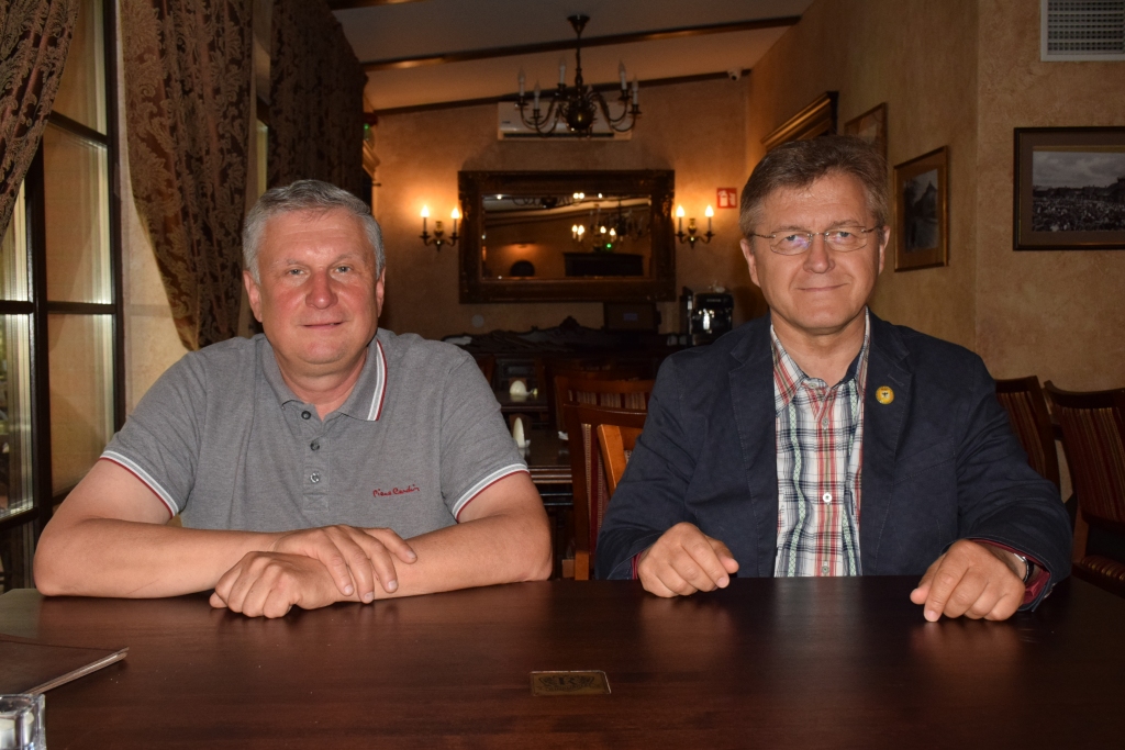 Valdemārs Vaļķūns, bijušais Biržu rajona mērs (no labās), un alus darītavas “Rinkuškiai” un restorāna “Alaus kelias” īpašnieks Rimants Čīgs.