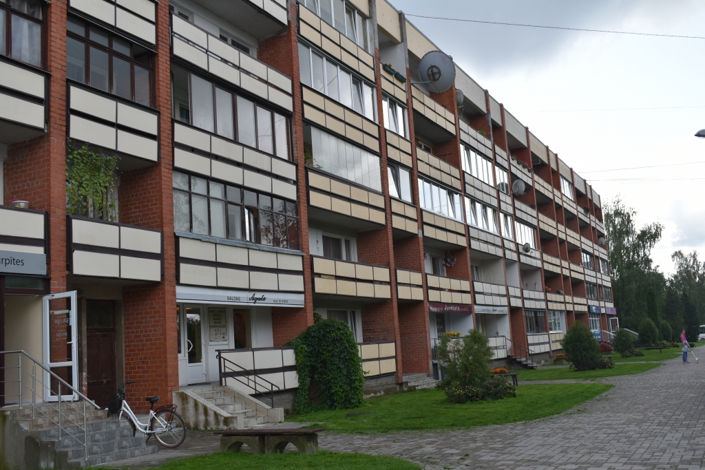 GRŪTI VIENOTIES. Bērzu ielas 2. māja Aizkraukles centrā ir ļoti liela — tajā ir tikai trīs, četru un piecu istabu dzīvokļi ar platību no 60 līdz 90 kvadrātmetriem. Visu 60 dzīvokļu īpašniekiem jālemj, kādi remontdarbi būtu veicami vispirms, taču par to ir diezgan grūti vienoties. Lai gan kopsapulcē bija kvorums, par remontdarbiem nekāds lēmums netika pieņemts.