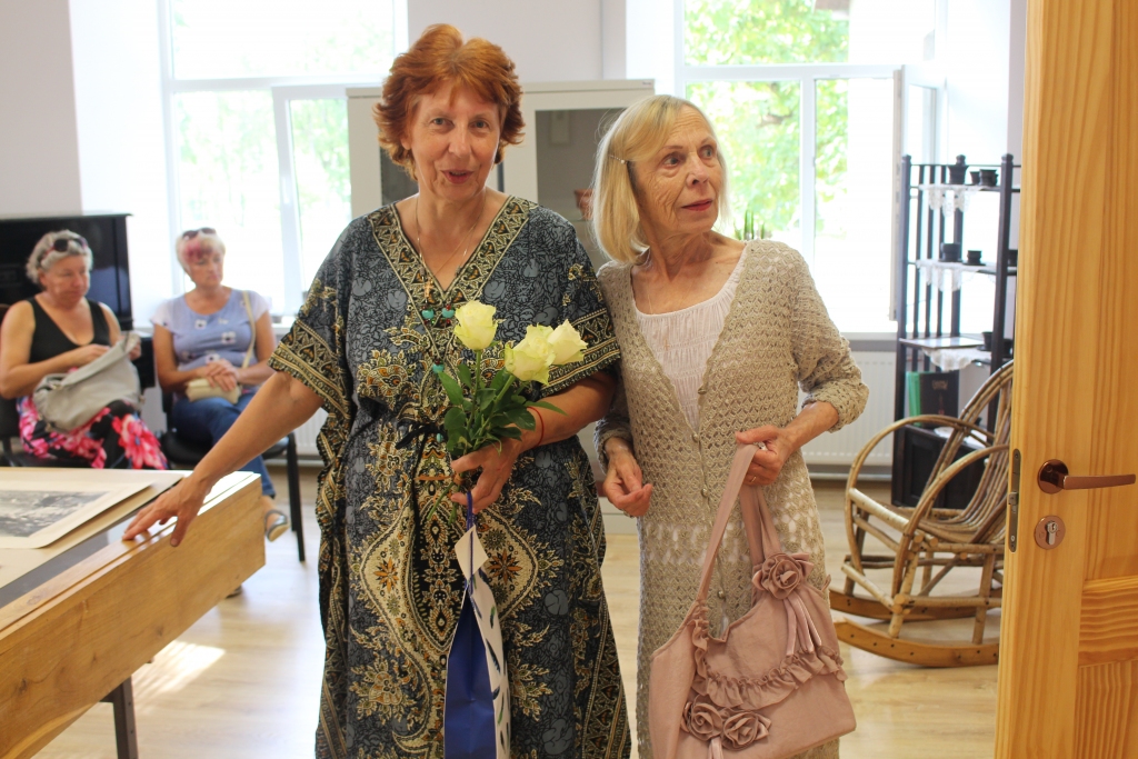 Izstādes atklāšanā. Māksliniece Māra Daugaviete (no kreisās) un neretiete Ausma Logonovska.
Autors: Daiga Meldere
