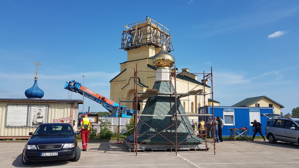 Kupols un krusts iemirdzas zeltā.
Autors: Imants Kaziļuns