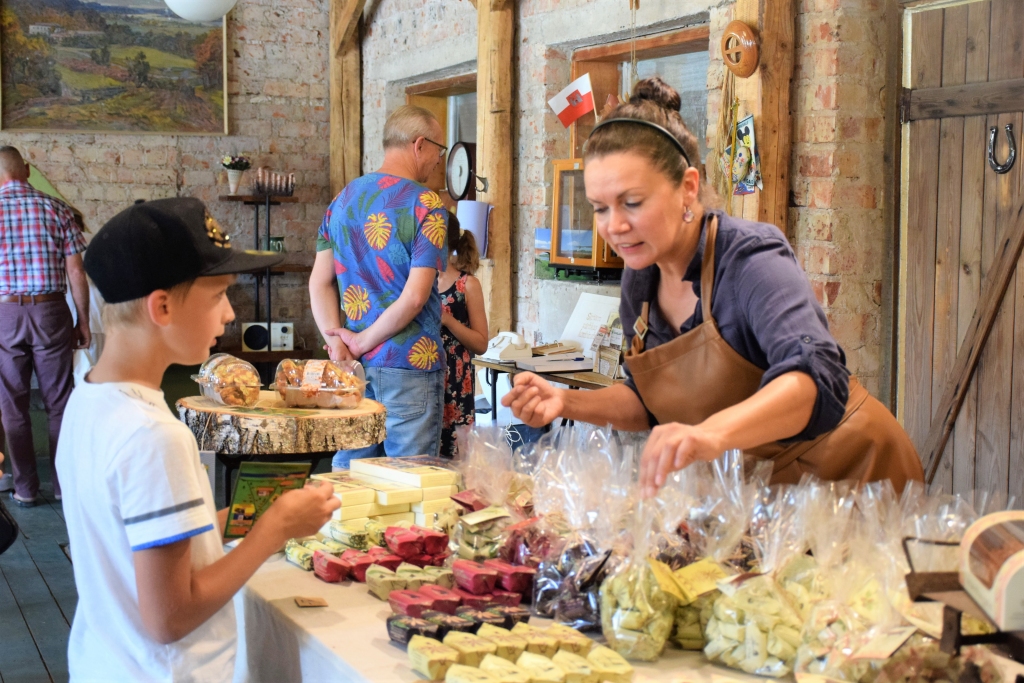 Saldumu pārdevējas un ekskursiju vadītājas lomā Skrīveru pārtikas kombināta svētkos iejutās aktrise Jūlija Ļaha.