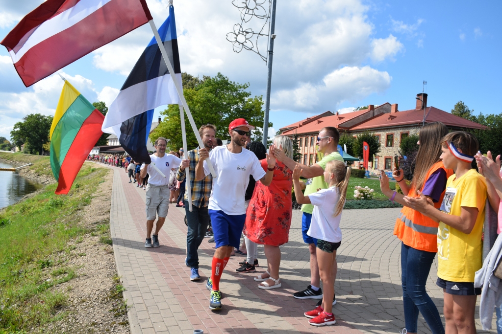 VIENOTI IDEJĀ UN SPORTĀ. Baltijas valstu karogus nes sacensību uzvarētāji — Latvijas pārstāvji Anatolijs Macuks (no labās), Gunārs Ķeģis un lietuvietis Vitauts Gražus.