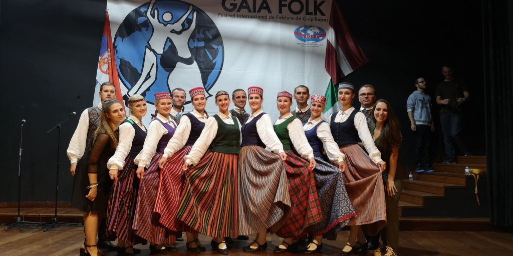 “Pēdas” dejotāji laimīgi nodejojuši festivāla “Gaia Folk” galā koncertu kopā ar festivāla organizatoriem un koordinatoriem.
Autors: no “Pēdas”