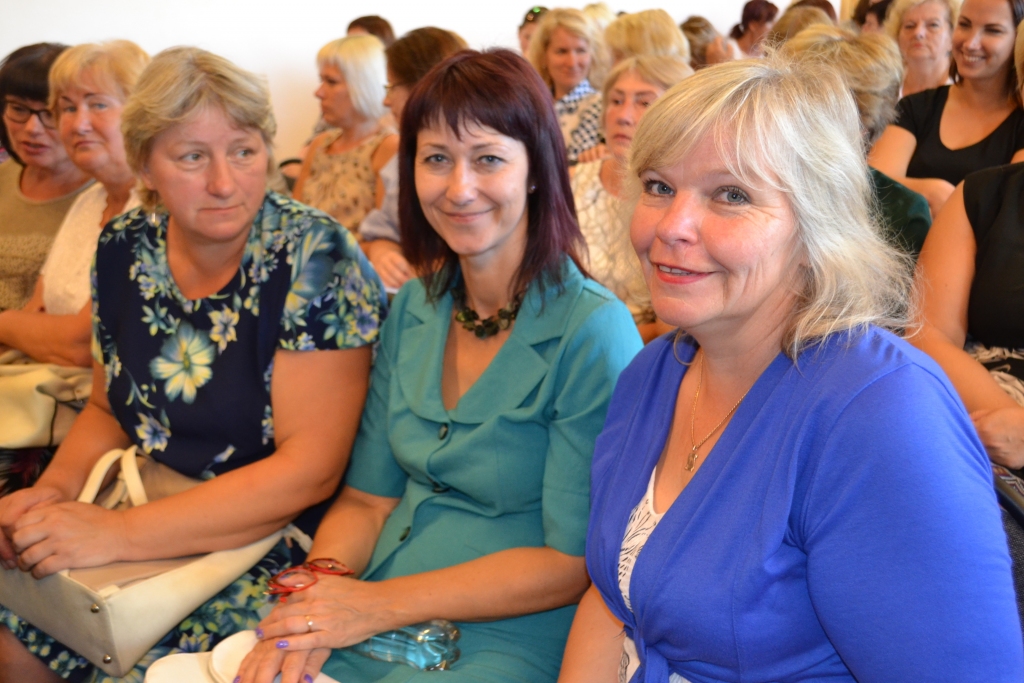 Liela atsaucība. Aizkraukles reģiona skolotāju konferencē piedalījās 294 pedagogi no sešiem novadiem — Aizkraukles novada vidusskolas zāle bija pilna. Skolotāji pārrunāja jaunā mācību gada aktualitātes, diskutēja par kompetencēs balstītu izglītību pirmsskolā un noklausījās iedvesmojošo izaugsmes trenera Alekša Daumes lekciju. Konferencē piedalījās arī Jaunjelgavas vidusskolas pedagoģes Inese Uzulniece (no kreisās), Solvita Vickopa un Ruta Legzdiņa.
Autors: Guna Mikasenoka