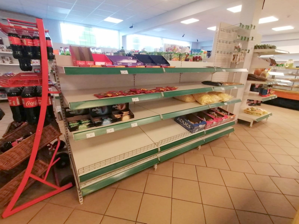 Jāpērk tas, kas palicis. Neērtības, ko rada pustukšie plaukti un dažādu preču deficīts, seciešiem vēl pāris nedēļu jāpacieš, līdz noslēgsies veikala pārdošanas process un pie darba ķersies jaunais īpašnieks.