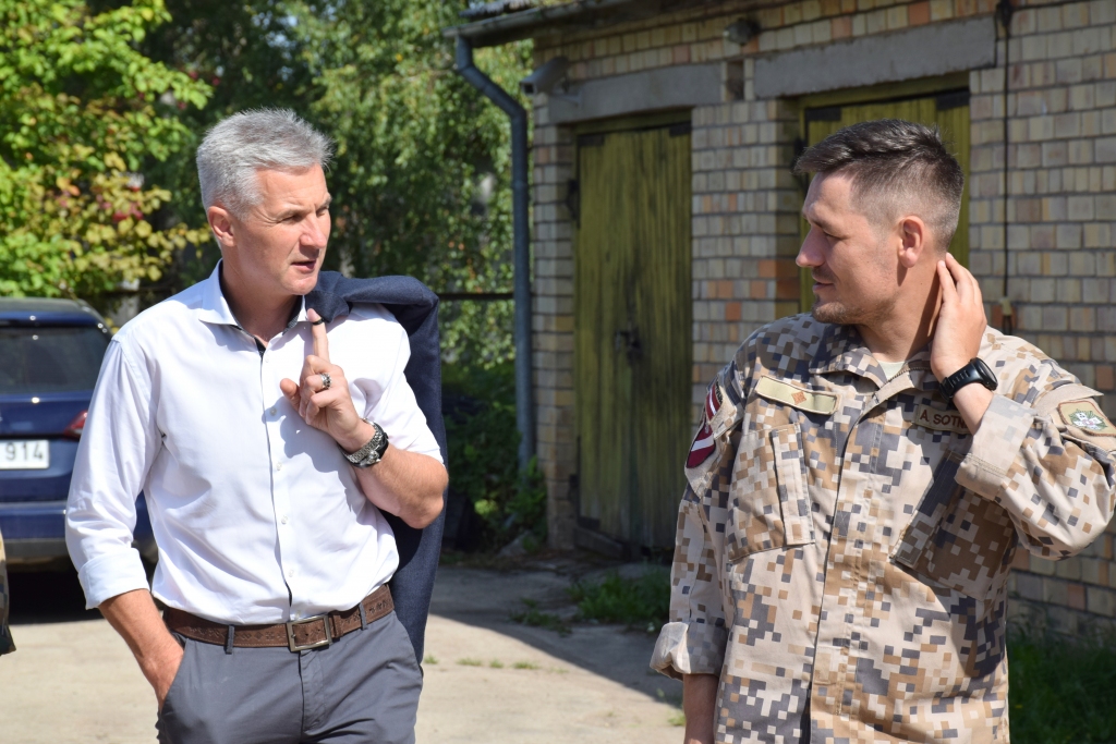 Aizsardzības ministrs Artis Pabriks (no kreisās) un Zemessardzes 55. kājnieku bataljona komandieris majors Aleksandrs Sotnikovs.