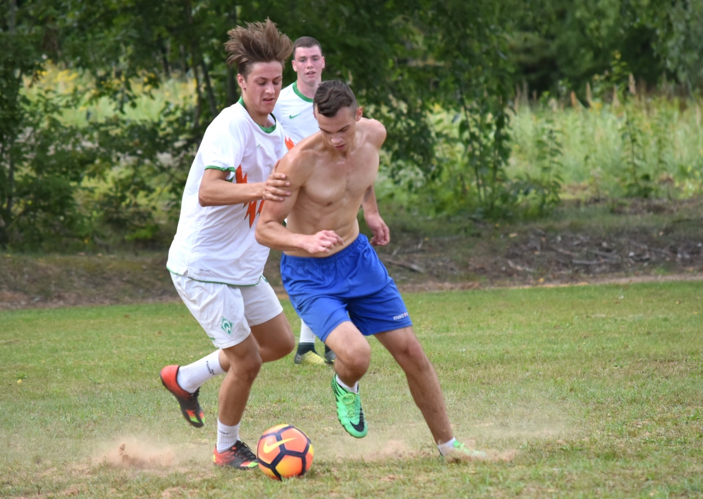 Vārtus! Sporta svētkos spraigas spēles par labākās komandas titulu aizvadīja trīs komandas.