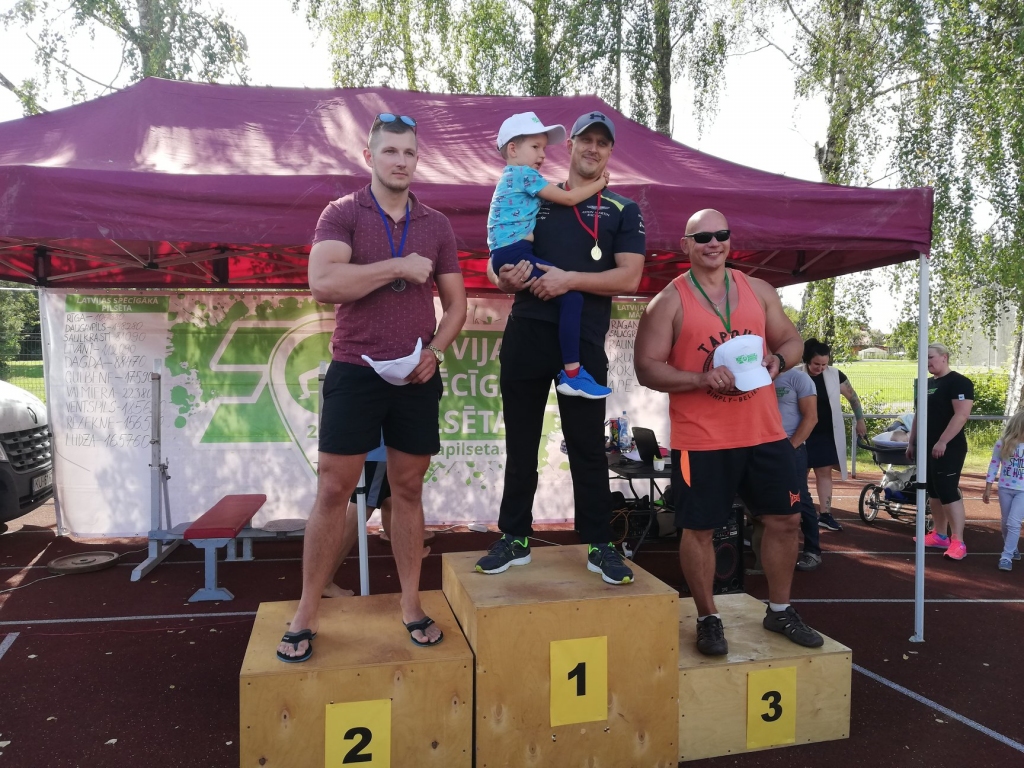 Individuāls sniegums kaldina kopējo panākumu. Trīs spēcīgākie vīri — Jevgēnijs Gecko (no kreisās), Artis Višķers un Gints Kokins.
Autors: no personīgā albuma